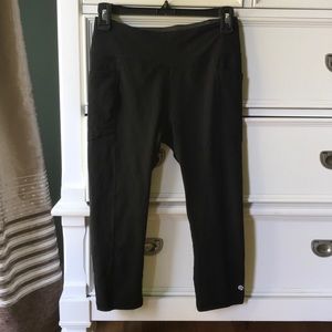 Marika Capri Pocket Leggings, size small